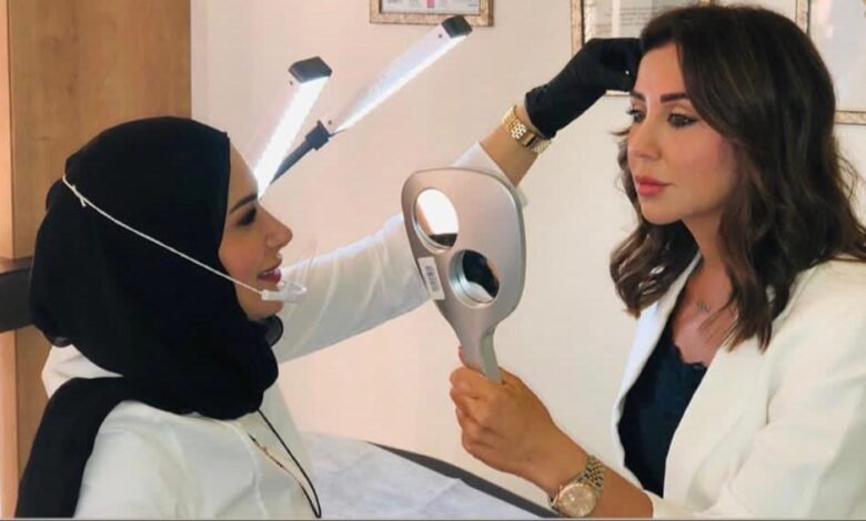 خبيرة التاتو اللبنانية هدى داغر تستقبل الإعلامية رابعة الزيات في مركزها