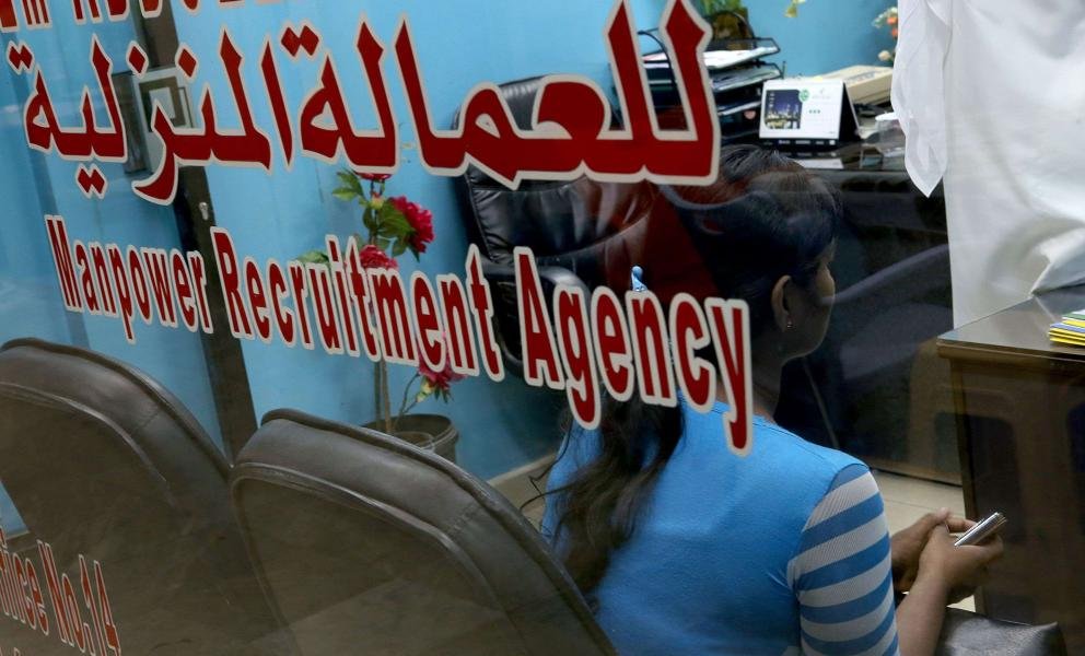الكويت تخالف 17 مكتباً لاستقدام العمالة المنزلية