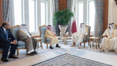 أمير قطر يتسلم قلادة السياحة