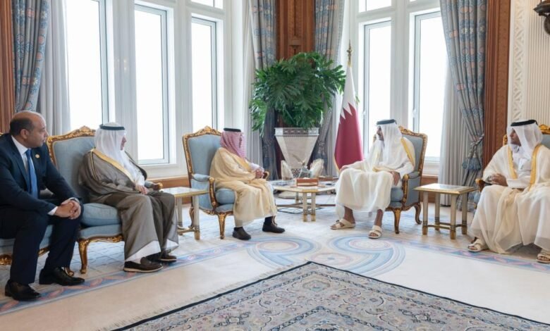 أمير قطر يتسلم قلادة السياحة