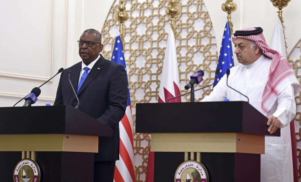 وزيرا دفاع قطر وأمريكا يبحثان تعزيز التعاون بين بلديهما