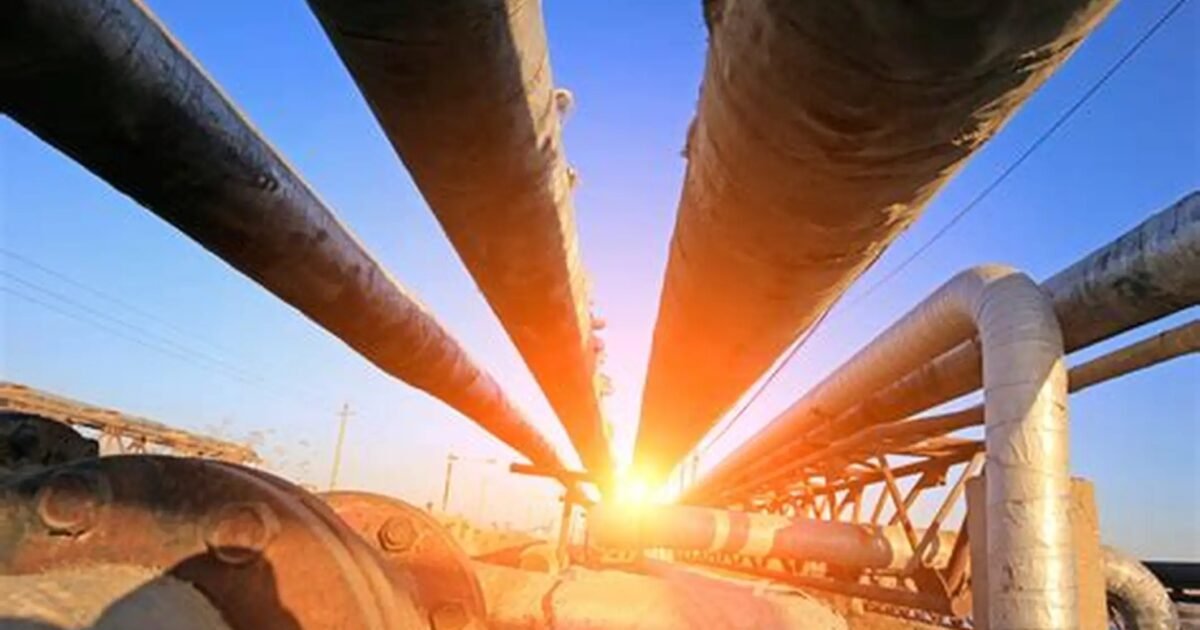 أسواق النفط ترفع الأسعار والنفط يتجاوز 100 دولار مع تزايد مخاطر تعطل شرق–غرب
