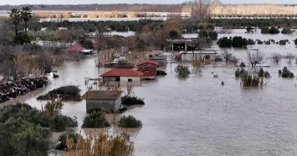 فيضانات مميتة تضرب ألبانيا والجبل الأسود.. وفاة شخص وإجلاء مئات السكان بعد فيضان الأنهار